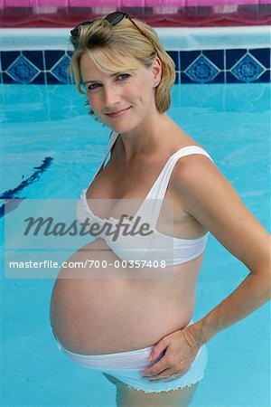 Pregnant woman bathing hi-res stock photography and images - Alamy