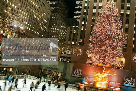 Christmas tree and ice skating rink at Rockefeller Center at night, in  Midtown Manhattan, New York City Stock Photo - Alamy