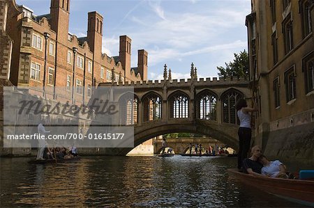Tourists in Punts, Bridge of Sighs, Cambridge University, Cambridge, England