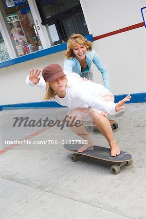 Women Skateboarding, Newport Beach, Orange County, California, USA