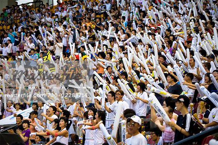 baseball fans cheering