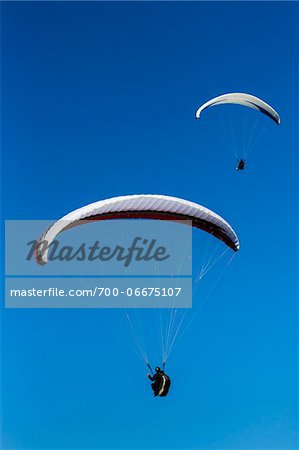 Paragliders off Bald Hill Lookout, Bald Hill Headland Reserve, Illawarra, Wollongong, New South Wales, Australia