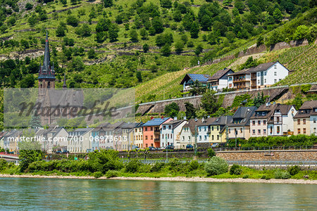 Church and colorful houses of Lorch along the Rhine between Rudesheim and Koblenz, Germany