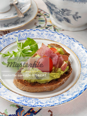 Bruschetta avocado Parma ham