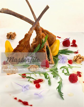 Breaded lamb chops with onion flowers and rocket