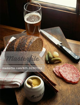Wholemeal bread with poppy seeds, saucisson and mustard