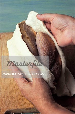 Covering the guinea-fowl with bread dough