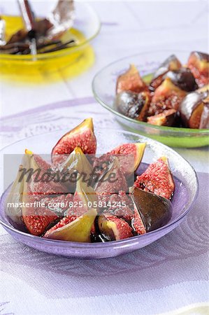 Roast figs in red wine