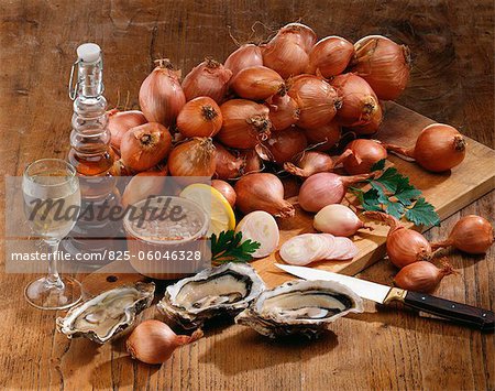 Preparing oysters with shallot sauce