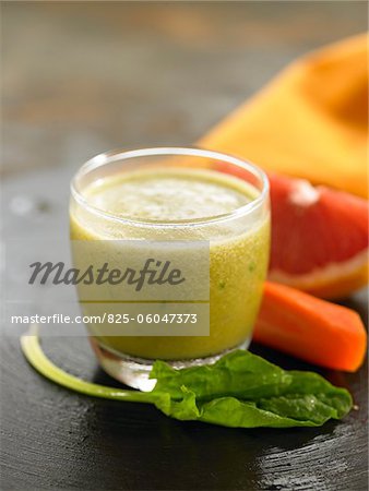 Spinach,grapefruit and carrot  smoothie