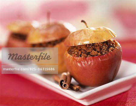 Baked apples stuffed with Bastognes