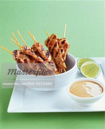 Chicken brochettes with lemon sauce