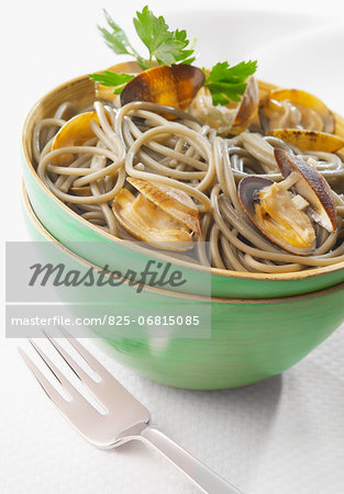 Wholemeal spaghetti with littleneck clams
