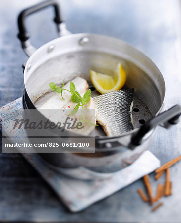 Steam-cooked bass fillets with lemon and cinnamon