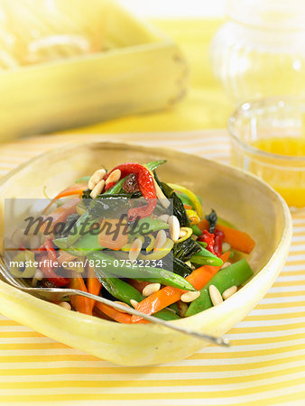 Wakame seaweed,green bean,carrot,red pepper,leek and pine nut salad