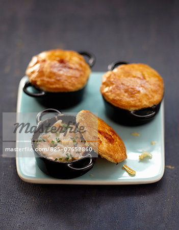 Smoked salmon casseroles sealed with pastry