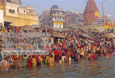 Hindu religious morning rituals in the Ganges (Ganga) River, Makar Sankranti festival, Varanasi (Benares), Uttar Pradesh State, India