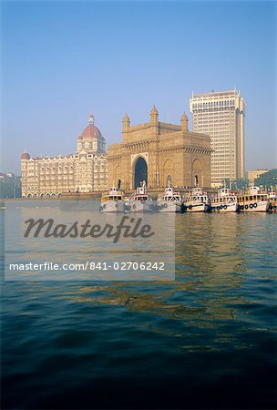 Gateway of India arch and Taj Mahal Intercontinental Hotel, Mumbai (Bombay), Maharashtra State, India