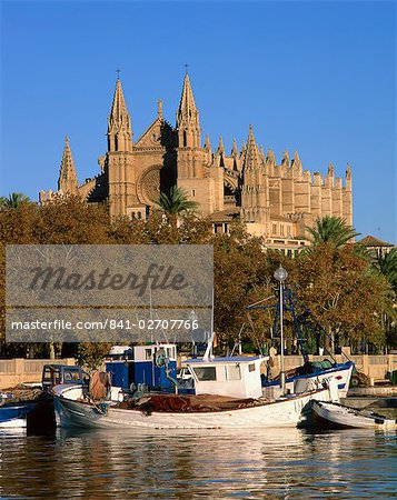 Boats on the waterfront below the cathedral of Palma, on Majorca, Balearic Islands, Spain, Mediterranean, Europe