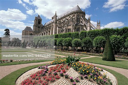 Archbishop's gardens and cathedral, UNESCO World Heritage Site, Bourges, Centre, France, Europe