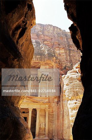 The Siq and facade of the Treasury (El Khazneh) (Al Khazna), Nabatean archeological site, Petra, UNESCO World Heritage Site, Jordan, Middle East