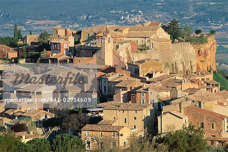 View over the village of Roussillon, Vaucluse, Provence, France, Europe