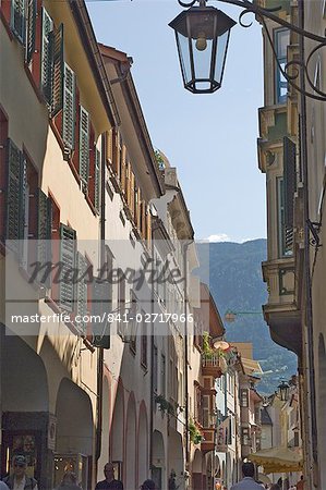 The main shopping street in the old town, Merano, Sud Tyrol, Trentino-Alto Adige, Italy, Europe