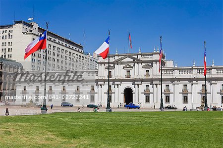 Palacio de la Moneda, Chile's presidential palace and the Plaza de la Constitucion, Santiago, Chile, South America Palacio de la Moneda, Chile's presidential palace and the Plaza de la Constitucion, Santiago, Chile, South America