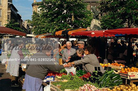 Outdoor vegetable market at St. Michel church, Place Canteloup, Bordeaux, Aquitaine, France, Europe