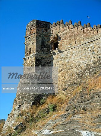 Watchtower and walls guarding approach to Badal Mahal (Cloud Palace), Kumbalgarh Fort, Rajasthan state, India, Asia