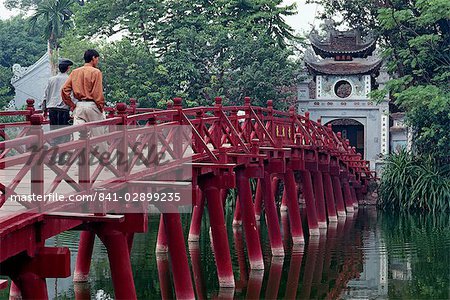 Ngoc Son Temple bridge, Hoan Kiem lake, Hanoi, Vietnam, Indochina, Southeast Asia, Asia