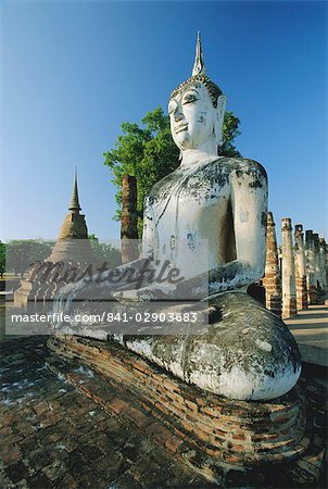 Seated Buddha and ruined Chedi, Old Sukothai/Muang Kao, Sukothai, Thailand, Asia