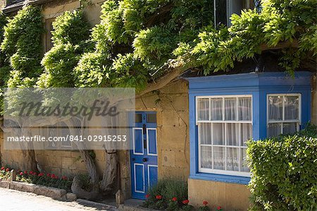 Cottage in the main street of the village, Broadway, The Cotswolds, Gloucestershire, England, United Kingdom, Europe