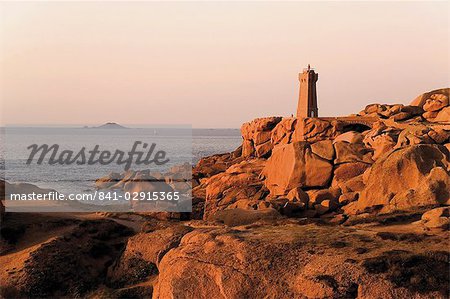 Pars-kamor lighthouse, Ploumanach, Breton Corniche, Cote de Granit Rose, Cotes d'Armor, Brittany, France, Europe