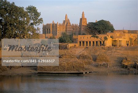 View of Grande Mosque from across the river, Mopti, Mali, Africa