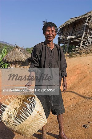 Ann man carrying cane basket he is making, Ann Village, Kengtung (Kyaing Tong), Shan state, Myanmar (Burma), Asia