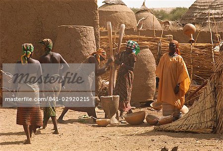 Women pounding millet at Abalak, Niger, West Africa, Africa