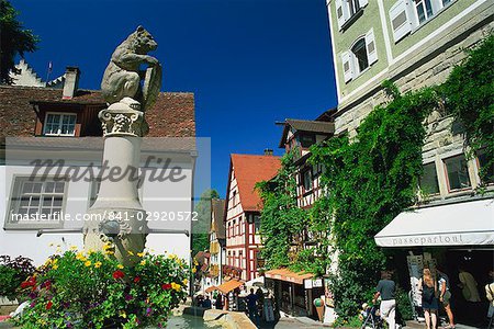 Bear Fountain and timbered houses, the Barenbrunnen, Meersburg, Baden Wurttemberg, Germany, Europe