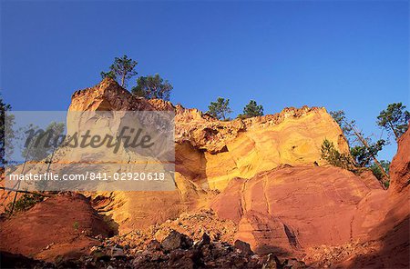 Red ochre cliffs above the Sentier des Ocres, Roussillon, Vaucluse, Provence, France, Europe