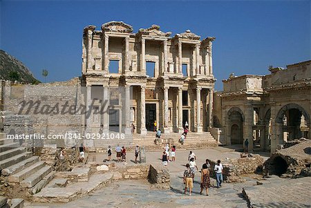 Tourists visiting the Roman Library of Celsus dating from between 110 and 135 AD, at the archaeological site of Ephesus, Anatolia, Turkey, Asia Minor, Eurasia