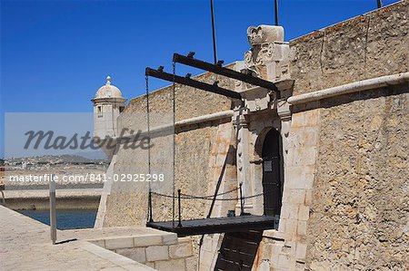 The Fort of Nossa Senhora da Penha de Franca, popularly known as the Fortaleza Ponta da Bandeira, built towards the end of the 17th century to defend the harbour, Lagos, Algarve, Portugal, Europe