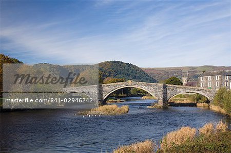 Pont Fawr Bridge, arched stone bridge built by Inigo Jones in 1636, Conwy River, and in autumn with mountains in Snowdonia National Park beyond, Llanrwst, Conwy, Wales, United Kingdom, Europe