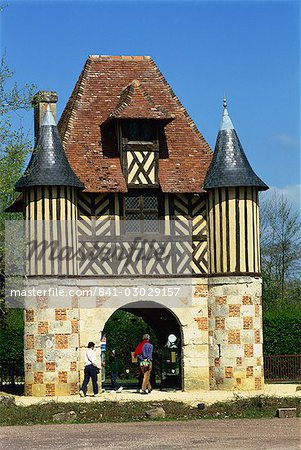 Gatehouse dating from the 15th and 16th centuries, Crevecoeur Manor, Basse Normandie, France, Europe