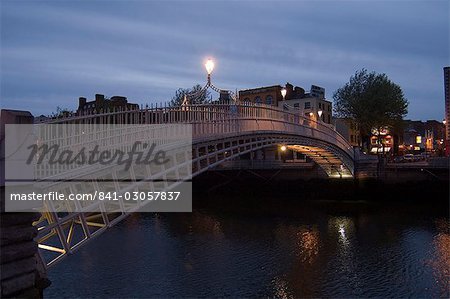 Half Penny Bridge (Ha'Penny Bridge) over Liffey River, Dublin, County Dublin, Republic of Ireland (Eire), Europe