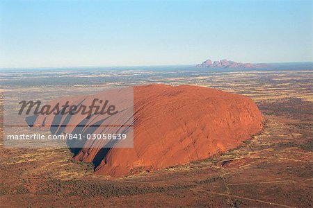 Uluru (Ayers Rock), Uluru-Kata Tjuta National Park, UNESCO World Heritage Site, with the Olgas in the distance, Northern Territory, Australia, Pacific