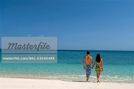 Couple walking on sandy beach, Chapera island (Contadora), Las Perlas archipelago, Panama, Central America