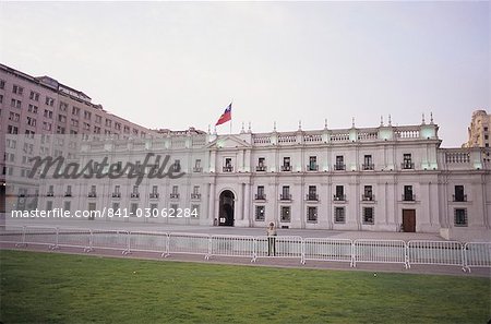 Guard stands in front of La Moneda, the current seat of the President of Chile, Santiago, Chile, South America Guard stands in front of La Moneda, the current seat of the President of Chile, Santiago, Chile, South America