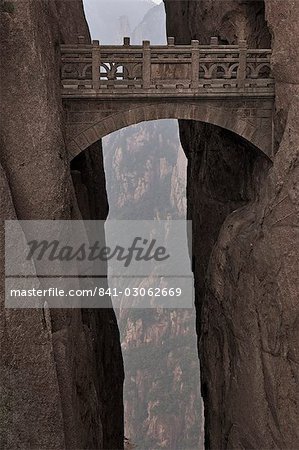 Walking Fairy Land Bridge, White Cloud Scenic Area, Mount Huangshan (Yellow Mountain), UNESCO World Heritage Site, Anhui Province, China, Asia