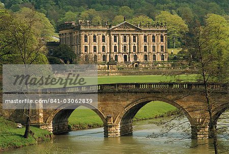 Bridge over the river and Chatsworth House, Derbyshire, England, United Kingdom, Europe