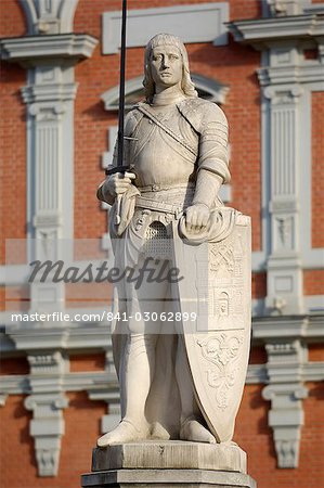 Statue of Roland in front of the House of the Blackheads, melngalvju nams, Town Hall Square, Ratslaukums, Riga, Latvia, Baltic States, Europe